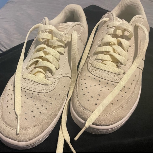 i 7 Nike Court Vision Low Sneaker
DH0253-100 "Coconut Milk" size US 7 - Picture 2 of 4